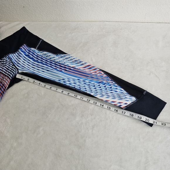 Athleta Relay Capri 2.0 Mosaic Print Leggings Size Small - Picture 8 of 11